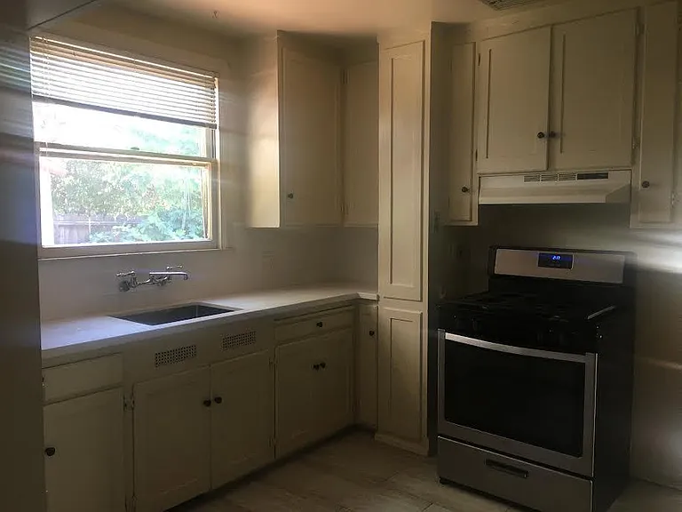 1098 Hazelwood Ave — Photo 15