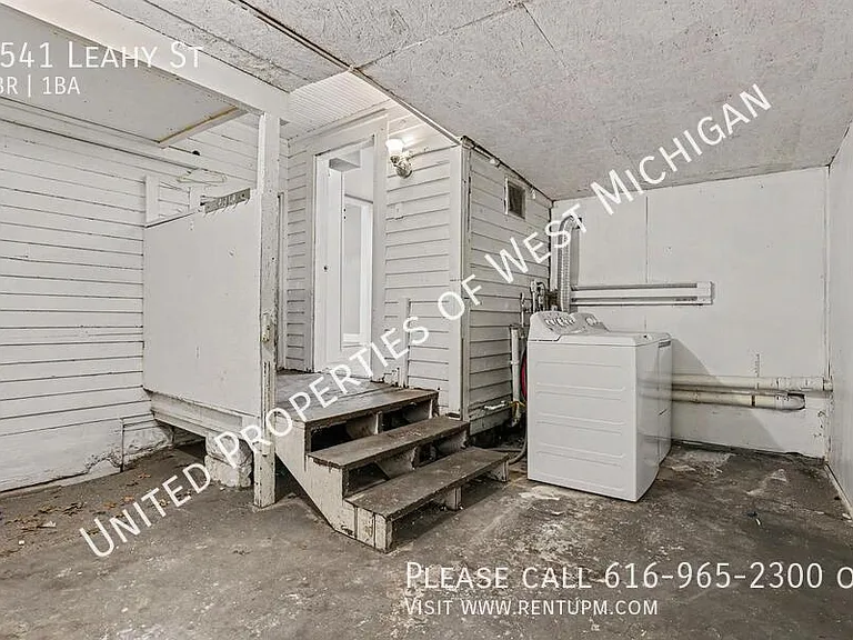 1541 Leahy St — Photo 12