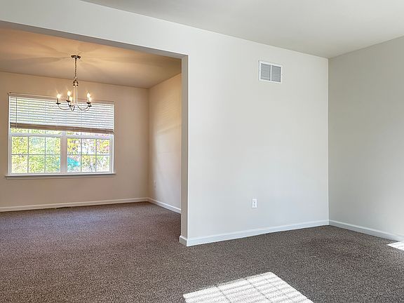 4th image of 377 Minck Ave