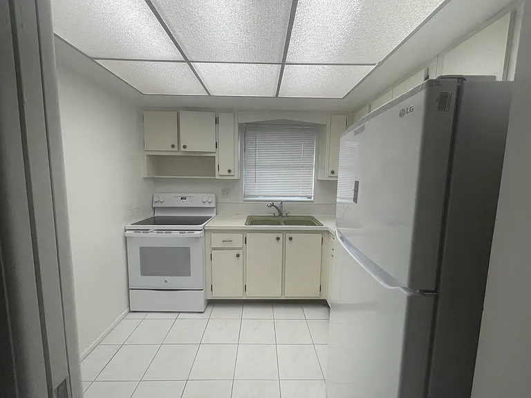 2676 Dudley Dr E #B — Photo 3