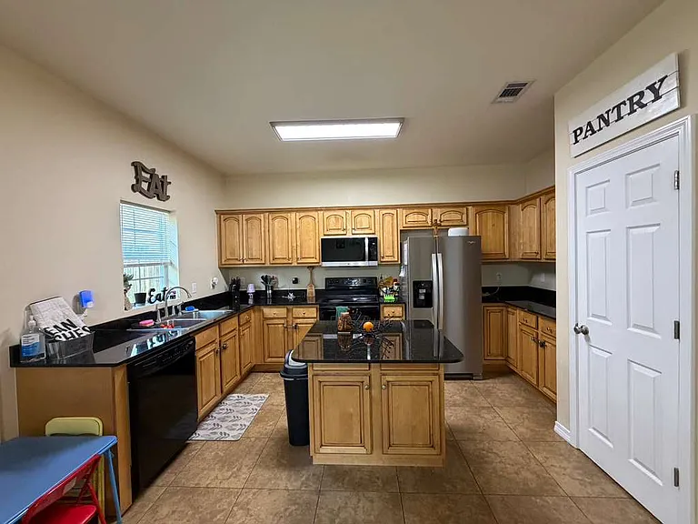 1529 Bentley Cir — Photo 8