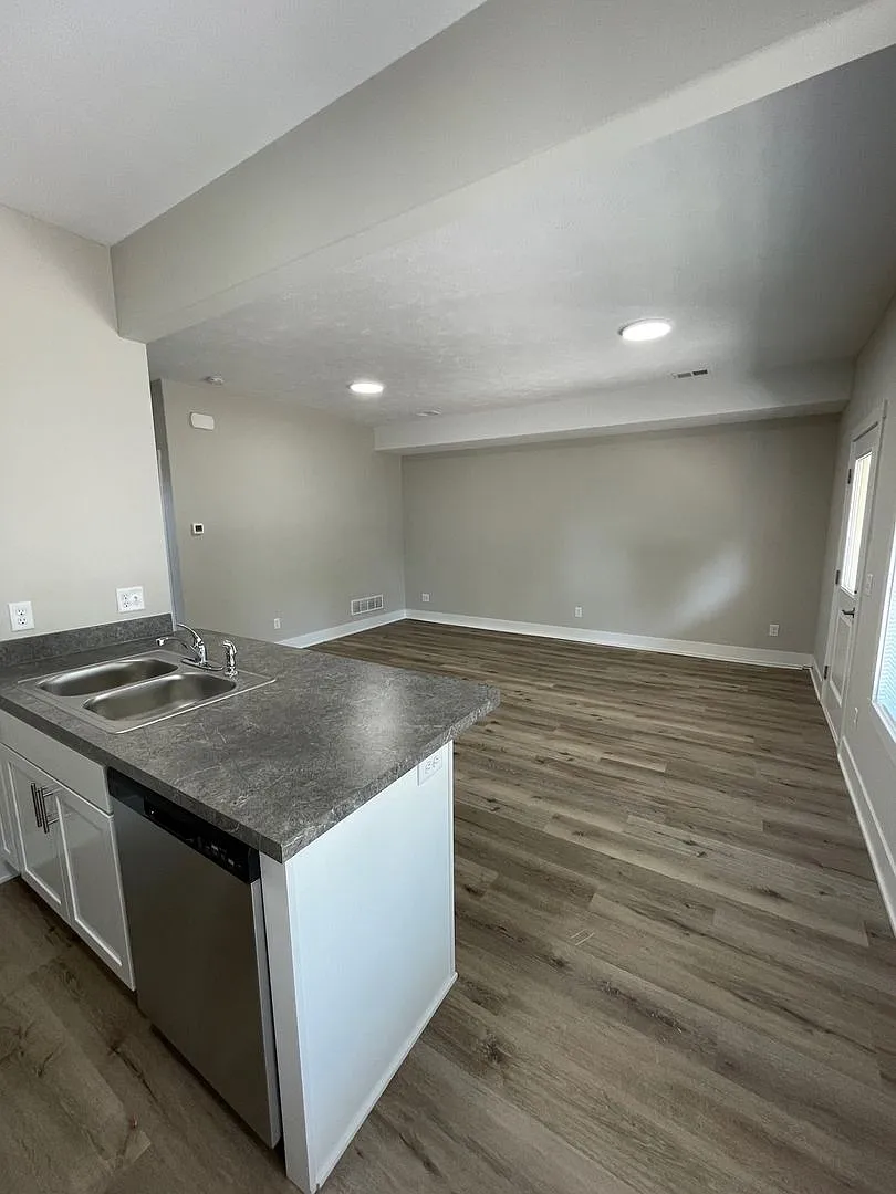 3 bed 2bath — Photo 2