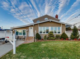 666 Ivy Ct E, Bethpage, NY 11714