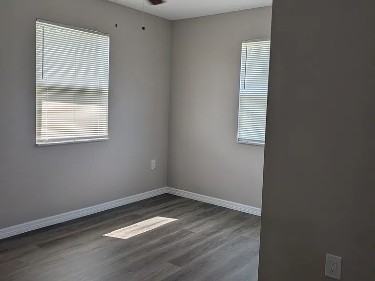 811 Hills St — Photo 10