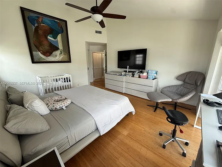 1070 Capistrano — Photo 42