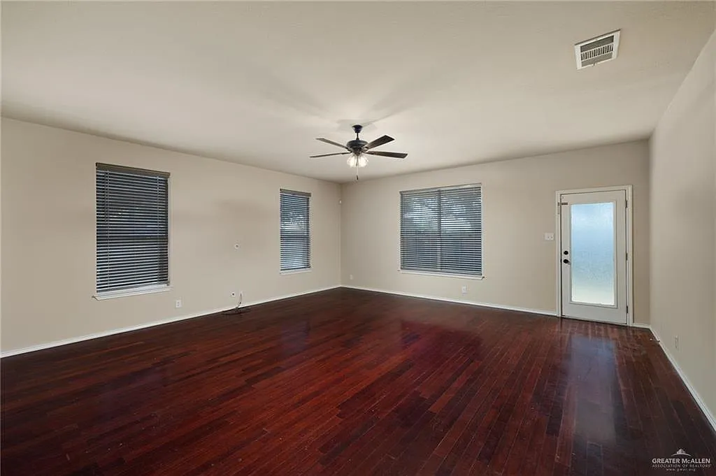 4 bed, 2.5 bath, 2070 sqft, $2,400 — Photo 3