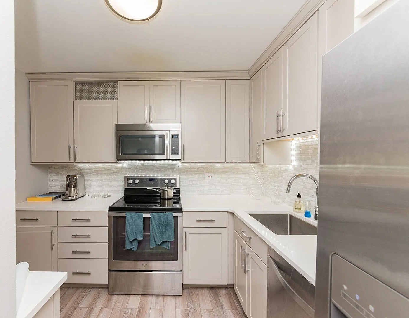 2 bed, 2.0 bath, 1000 sqft, $3,300 — Photo 3