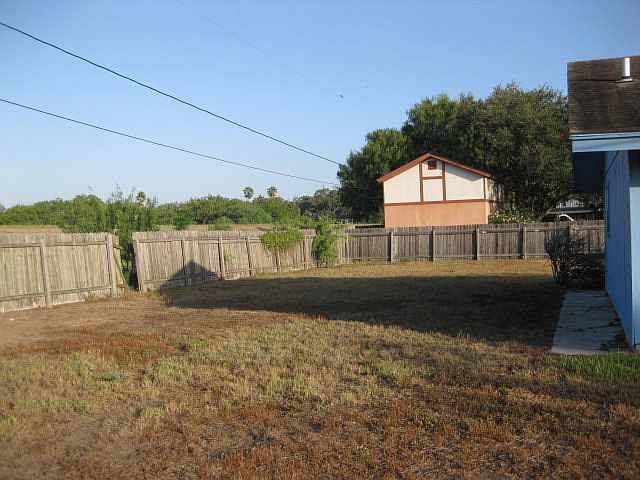 2nd image of 1902 W Live Oak Dr