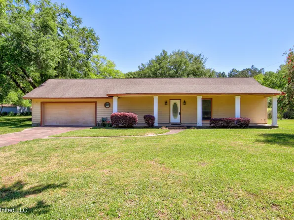 13204 Three Oaks Dr, Moss Point, MS 39562