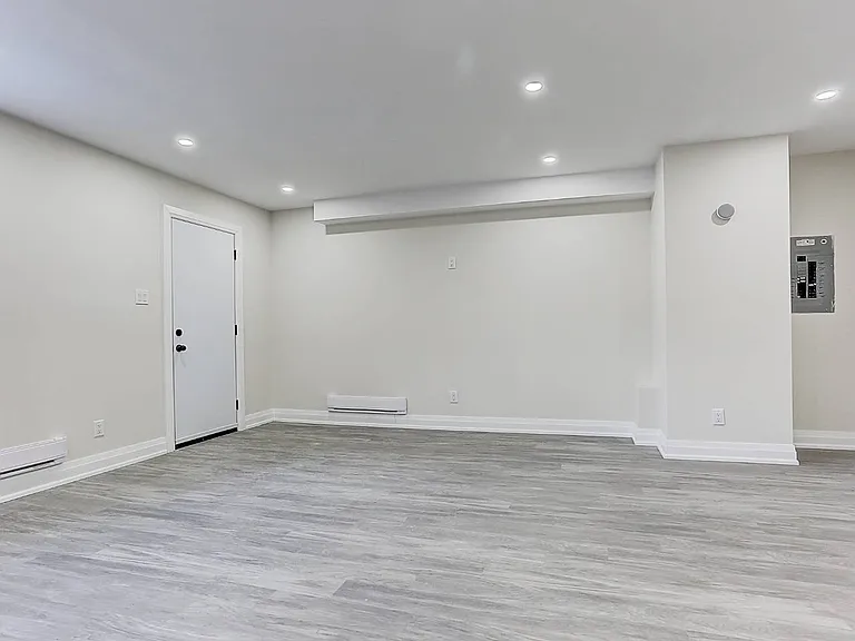2071 Keele St #LOWER — Photo 11
