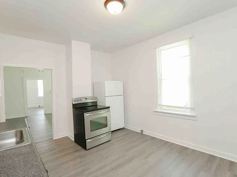 1260 W 37th St — Photo 9