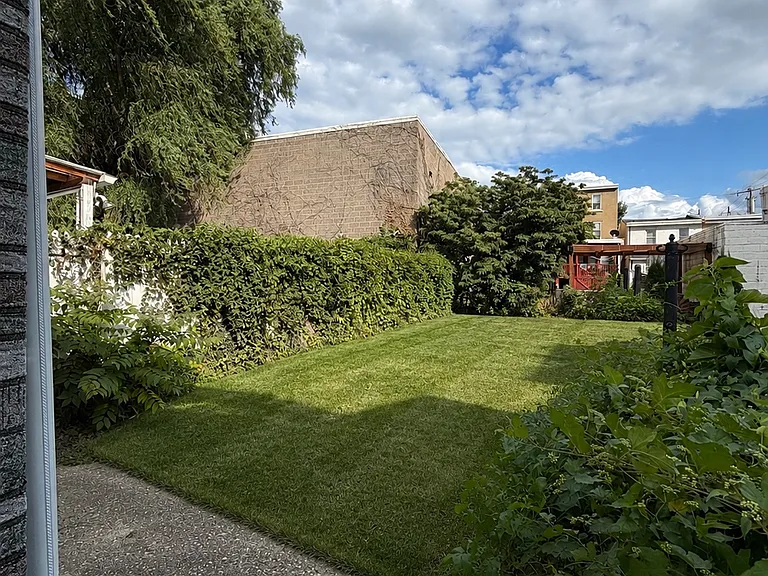 129 Leverington Ave — Photo 11