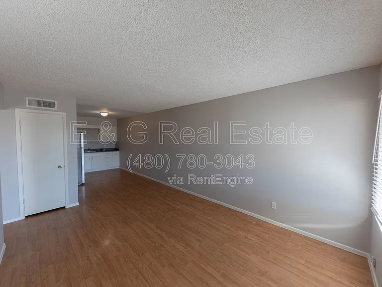 563 N Cherry — Photo 2