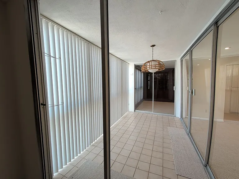 415 Montana Ave — Photo 18