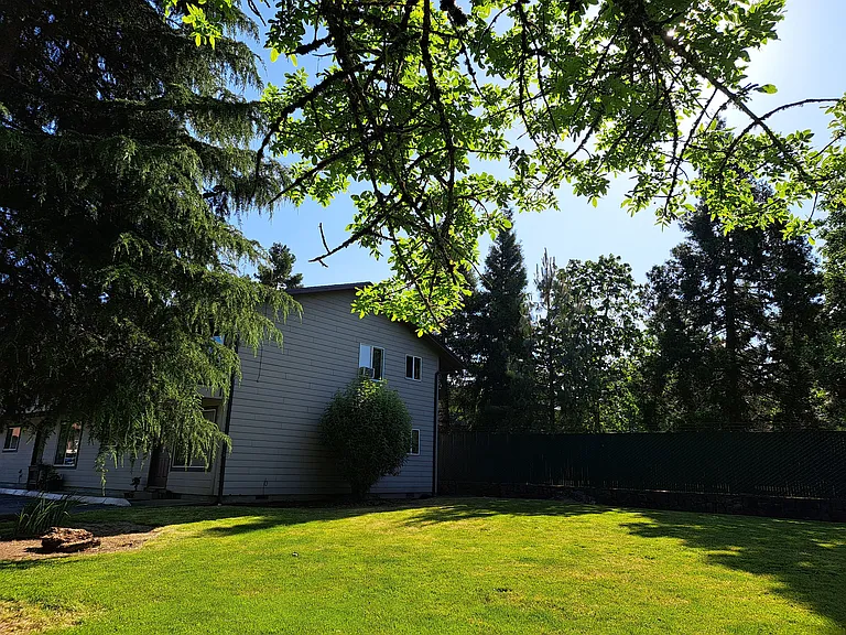 Island Park Apartments — Photo 13