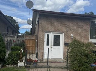 3690 Ellengale Dr, Mississauga, ON L5C1Z7