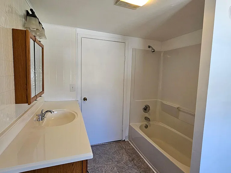 4660 Darrow Rd — Photo 27
