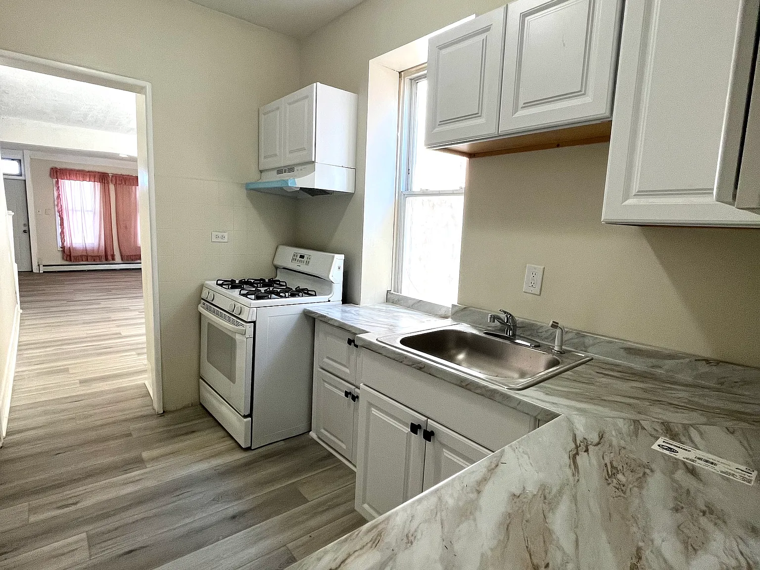4 bed, $2,000 — Photo 2