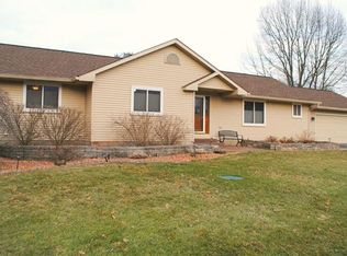 10576 Home Shore Dr, Pinckney, MI