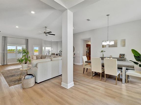 4th image of 2316 SW Santana Ave