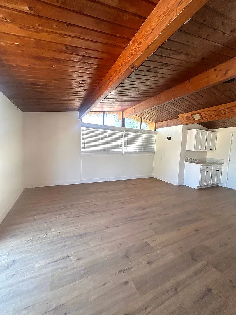 Eclectic 2 Bedroom 1 Bathroom Home — Photo 4