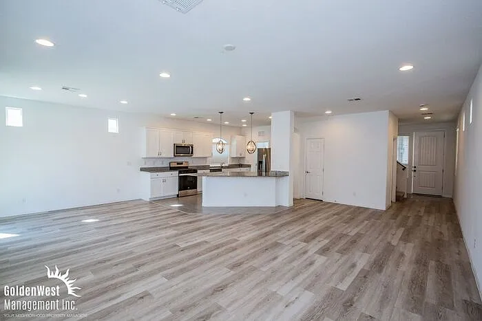 4 bed, 2.5 bath, 2161 sqft, $2,700 — Photo 2