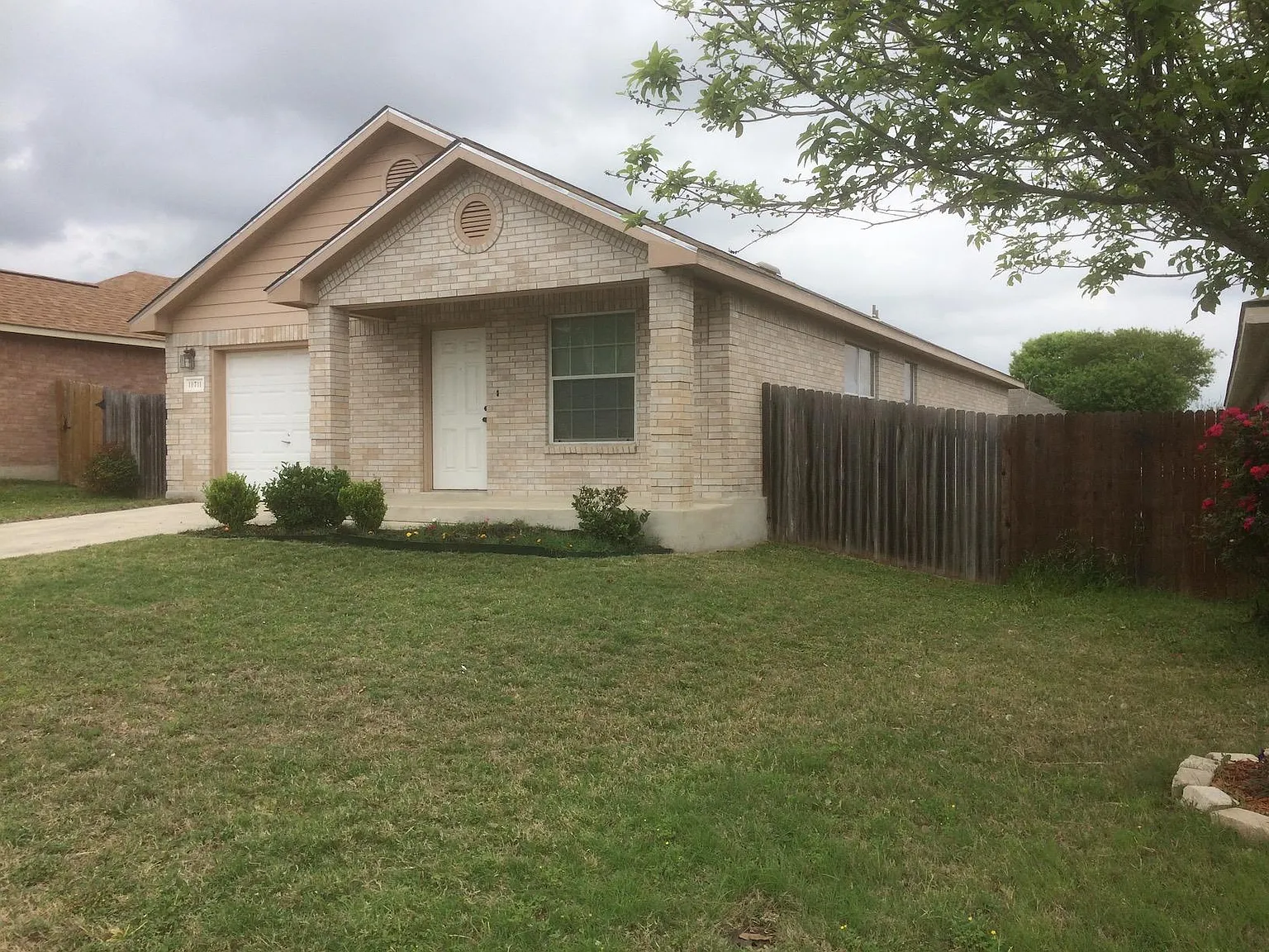 3 bed, 1400 sqft, $1,800 — Photo 2
