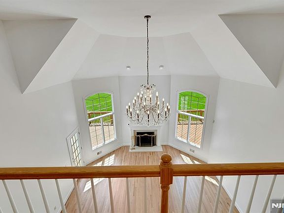5th image of 210 Woodmere Ct