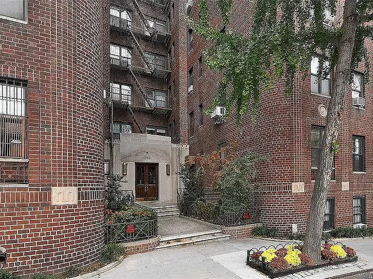 303 E 37th St #2A — Photo 10