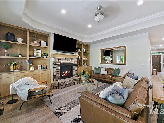5th image of 1388 N Willowick Ave