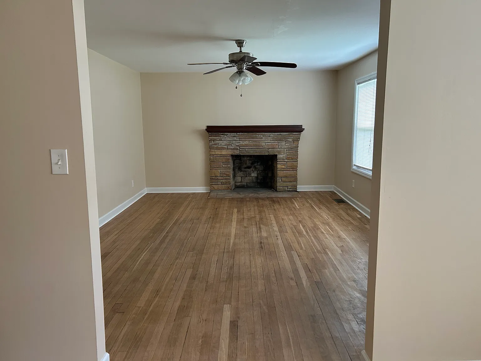 3 bed, 1176 sqft, $2,100 — Photo 2