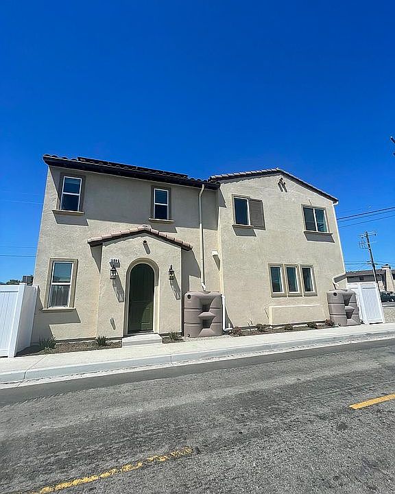 1st image of 1600 W Plaza Del Amo