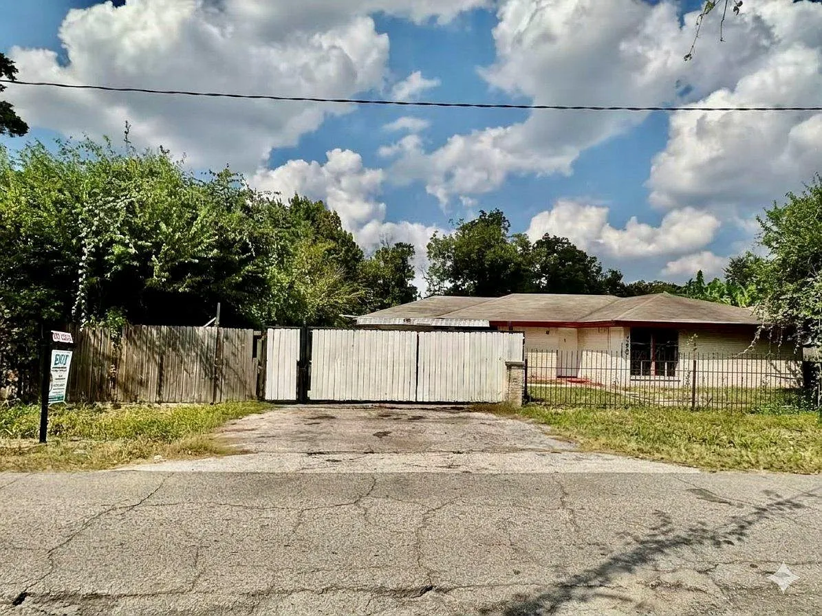 5 bed, 2.0 bath, $2,000 — Photo 3