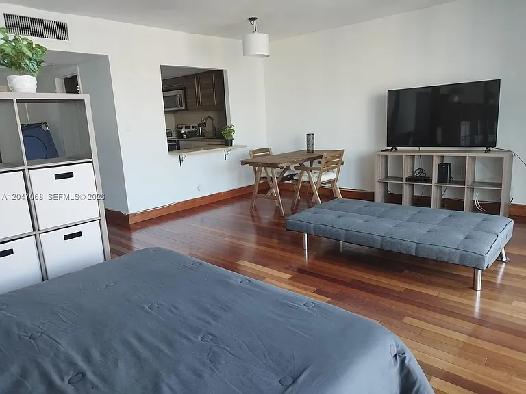 5401 Collins Ave #1110 — Photo 18
