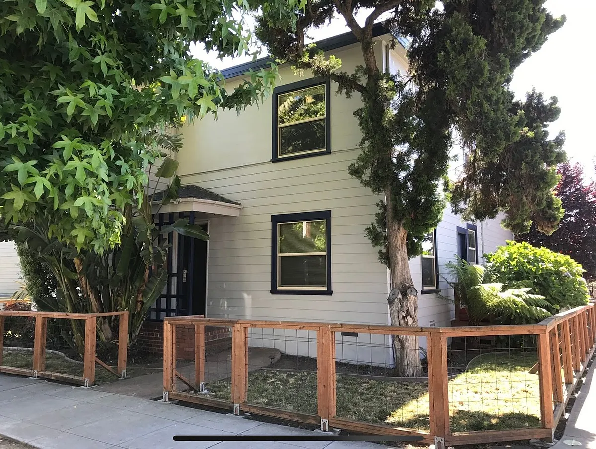 Building Photo - 5691 Telegraph Ave #A