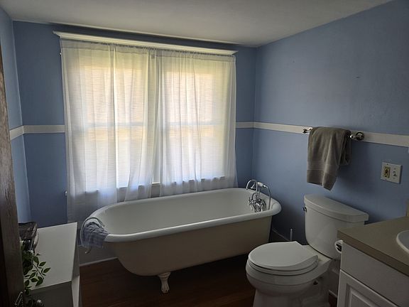 4th image of 422 W Babcock St