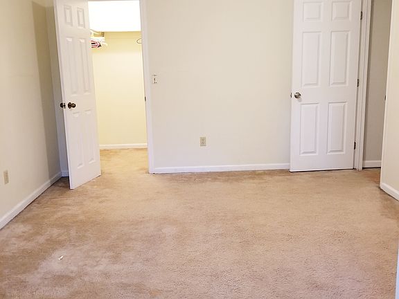 2nd floor bedroom w/walk in closet