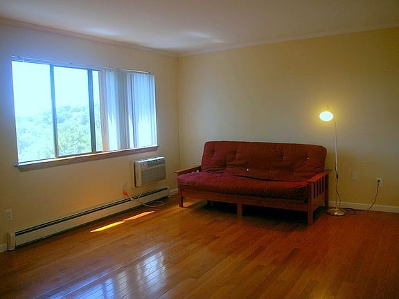 5th image of 35 Hillside Ter APT B