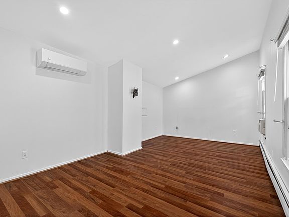 4th image of 104 McAdoo Ave
