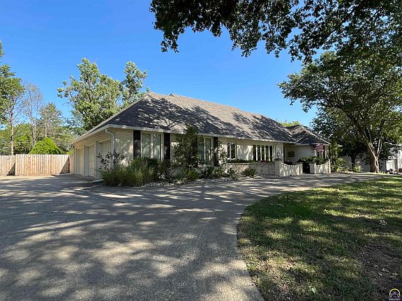3rd image of 1124 Oxford Dr