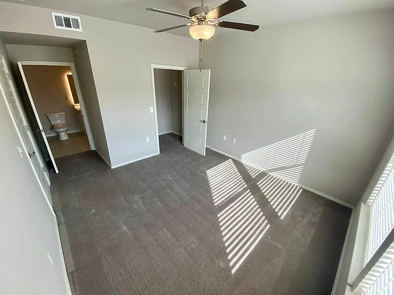 Crown at Seven Oaks Apartment Homes — Photo 34