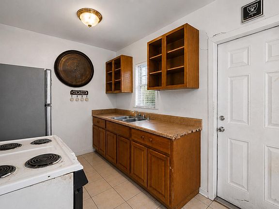 5th image of 5109 Pinewood Avenue