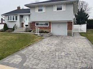 25 Alma Ln, Plainview, NY 11803