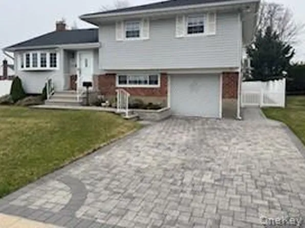 25 Alma Ln, Plainview, NY 11803