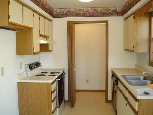 2752 S Glenview Ave — Photo 2