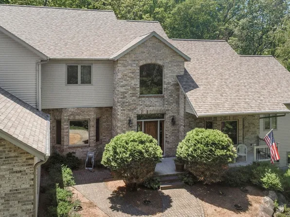 S4349 Fox Hill Cir, Baraboo, WI 53913
