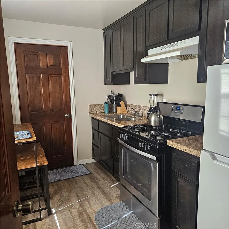 1 bed, 884 sqft, $1,300 — Photo 4