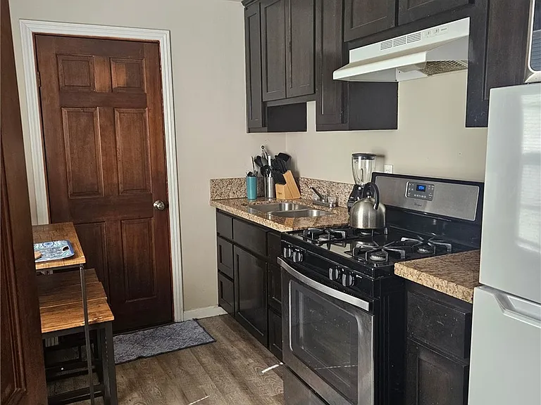 820 Jackson St — Photo 4