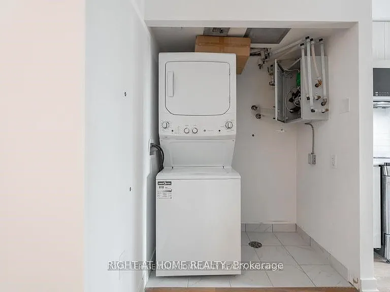 2433 Dufferin St #606 — Photo 12