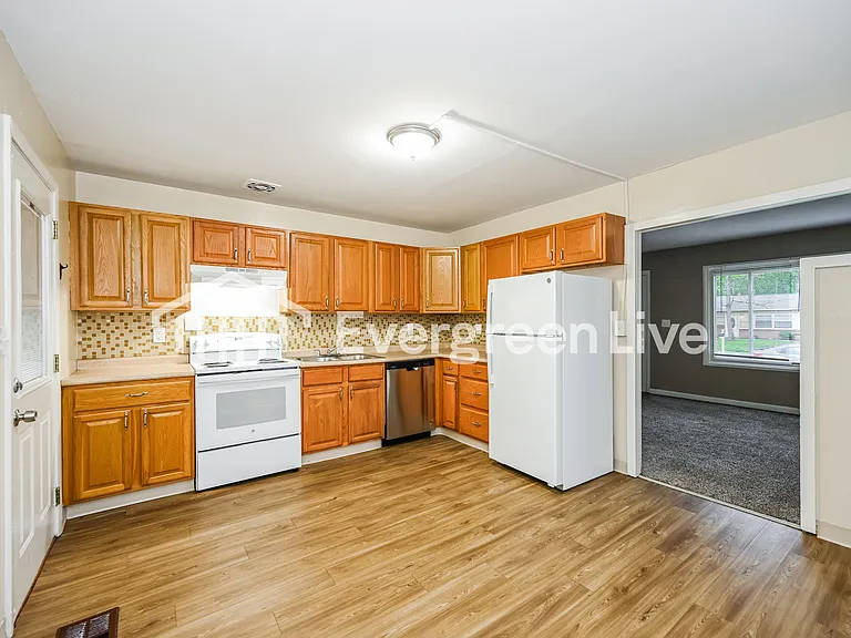 4325 Beechmont Dr — Photo 3